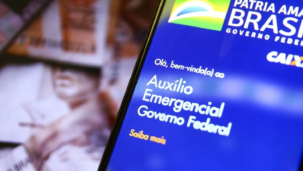 Tela de celular exibindo aplicativo do Auxílio Emergencial do Governo Federal.