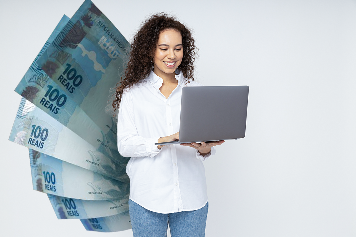 Mulher sorridente com notebook, ao fundo notas de 100 reais, representando o controle financeiro