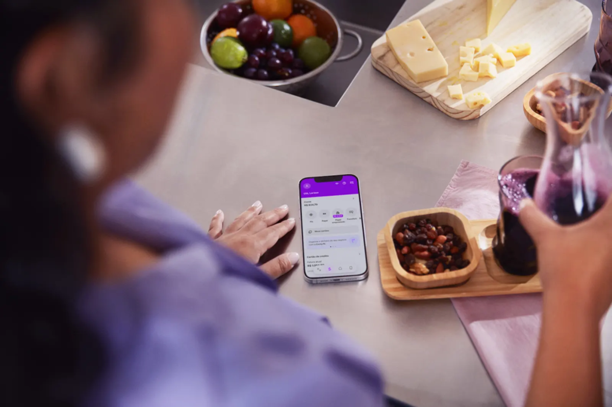 Pessoa utilizando o app Nubank para acessar recursos.