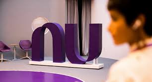Logo do Nubank em ambiente corporativo, destacando a inovação no serviço.