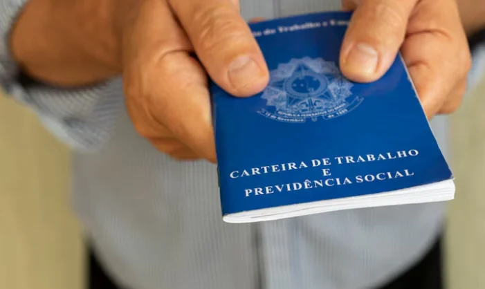 Carteira de Trabalho e Previdência Social, elemento simbólico para decidir entre regime CLT ou PJ.