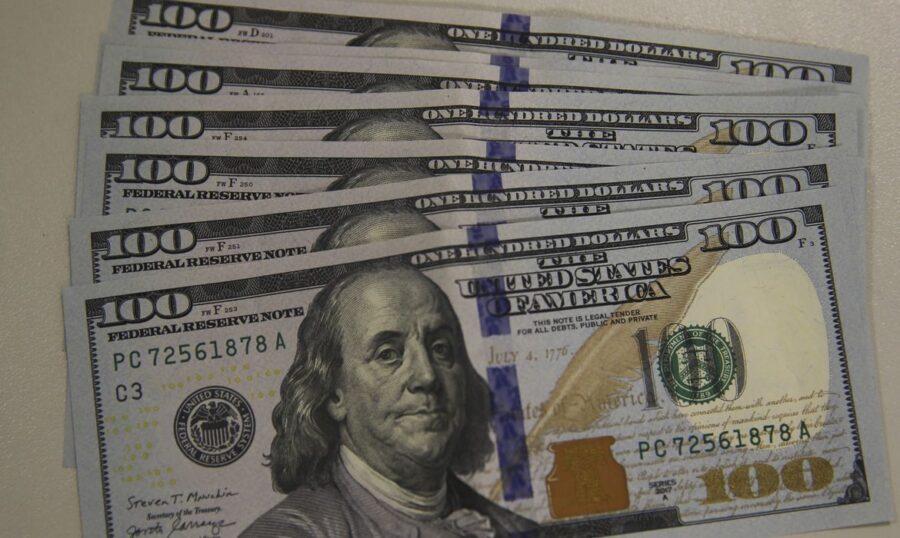Cédulas de 100 dólares representando o mercado financeiro global