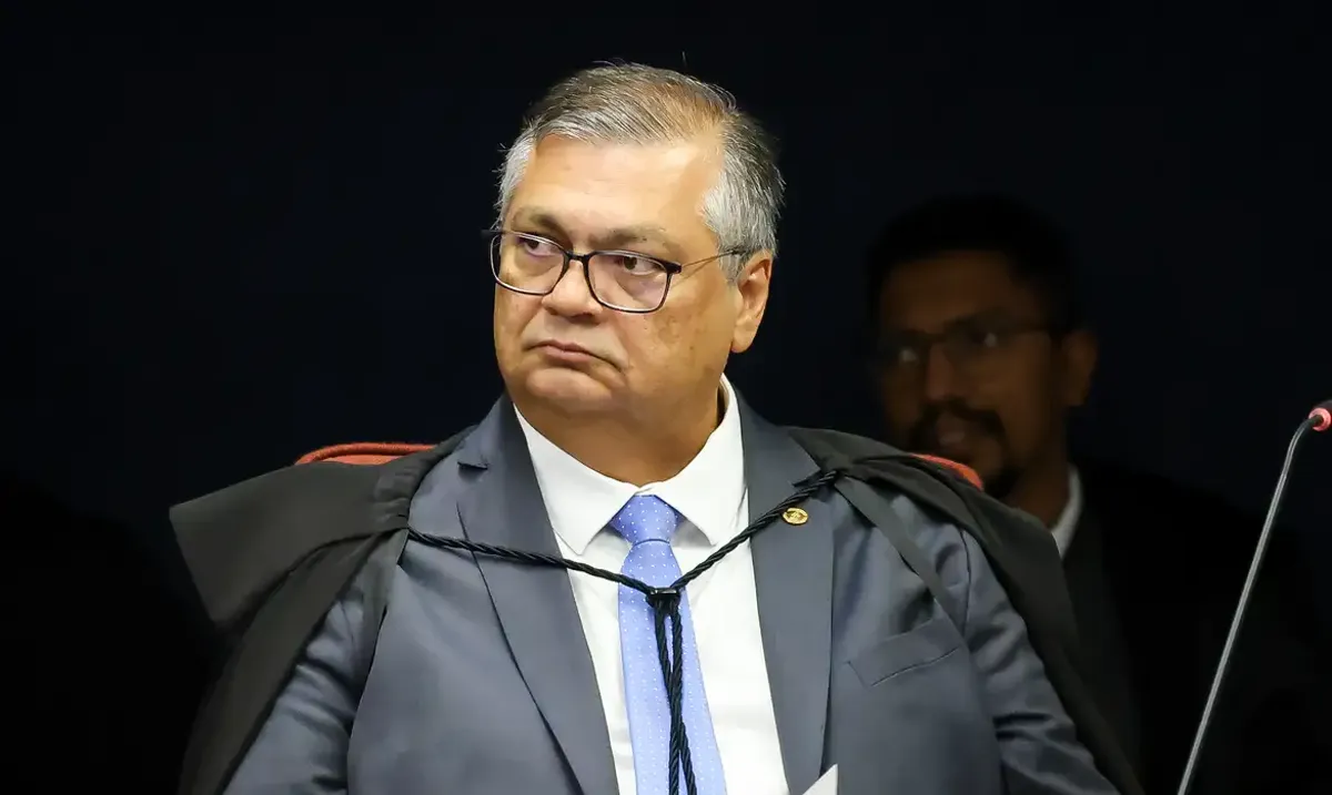 Ministro Flávio Dino durante uma sessão no STF, destacando a aplicação da Lei Magnitsky no Brasil.