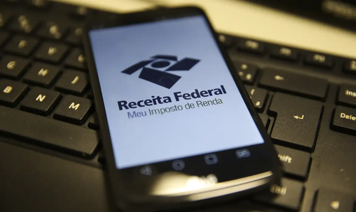 Aplicativo Meu Imposto de Renda da Receita Federal em smartphone sobre teclado