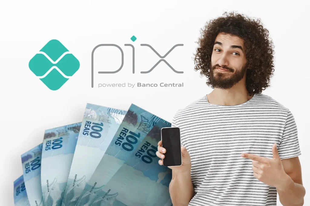 Jovem com cabelo cacheado sorri e aponta para o celular, com o logo do Pix e notas de R$100 ao lado, simbolizando a segurança nas transações financeiras.