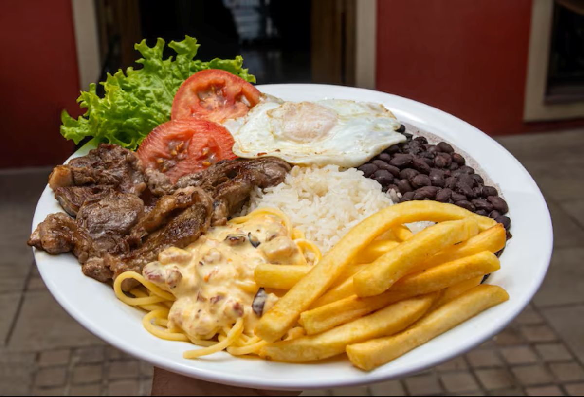 Prato tradicional com arroz, feijão, carne, fritas e ovo frito