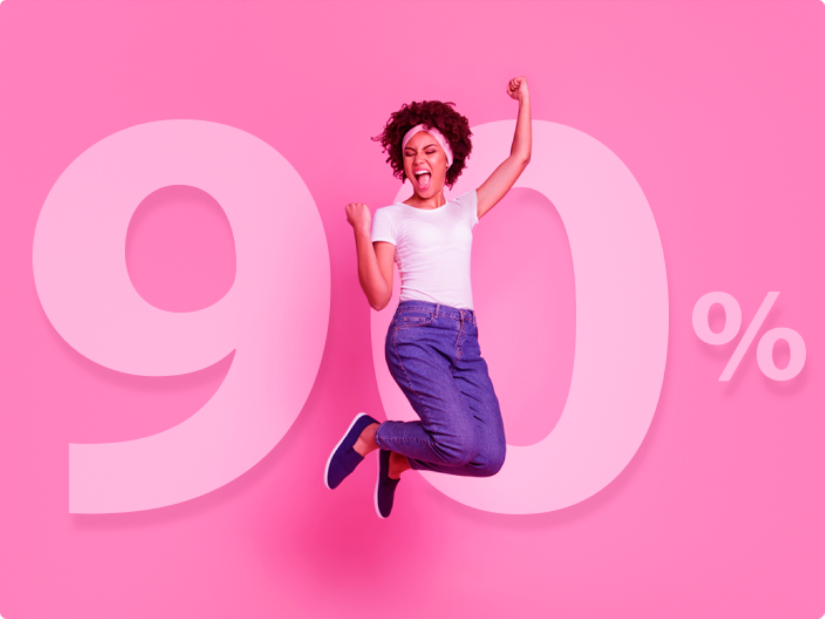 Mulher comemorando com o número '90%' em destaque, ilustrando a conquista de um desconto na renegociação de dívidas.