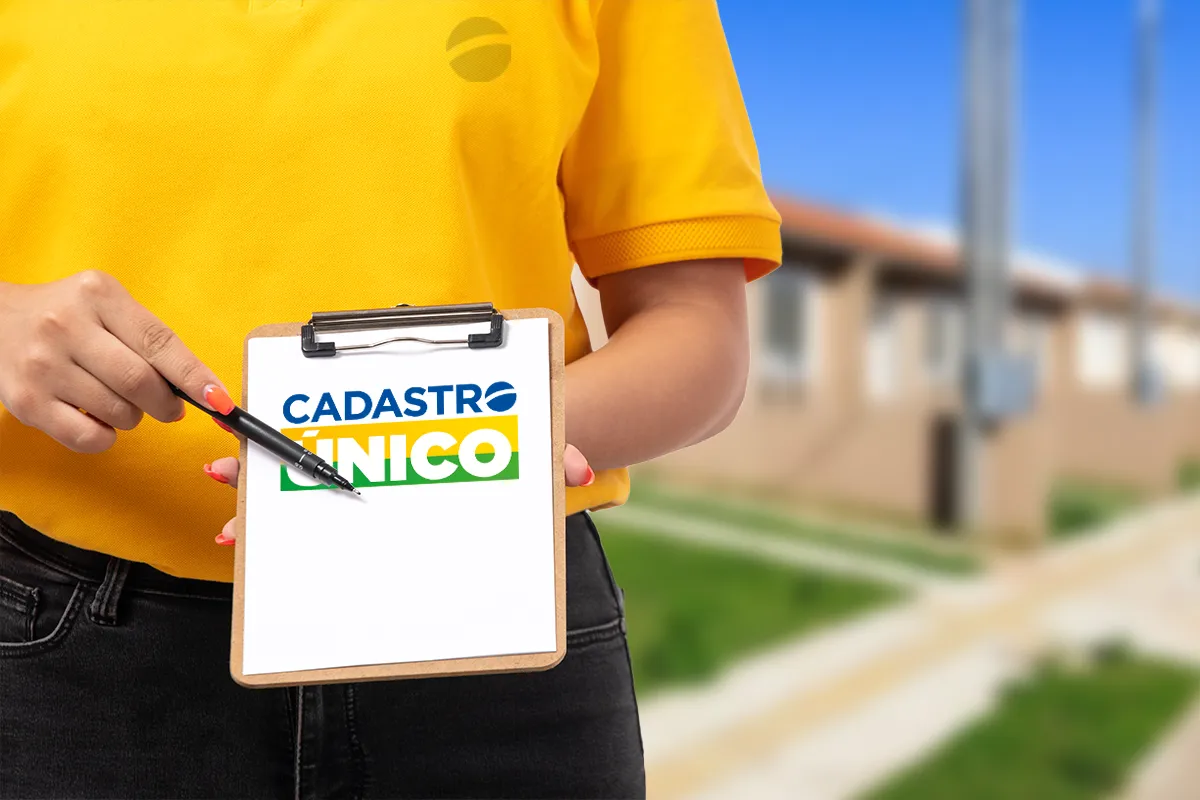 Pessoa segurando prancheta com o logo "CADASTRO ÚNICO", representando o processo de solicitação de benefícios.