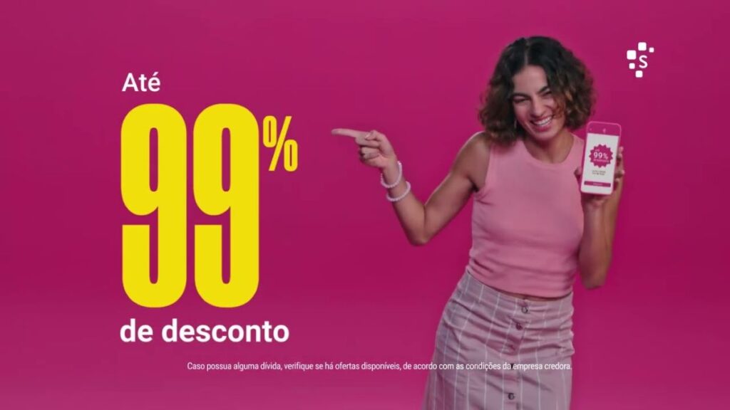 Mulher sorridente apontando para o texto 'Até 99% de desconto' e um celular, representando as grandes oportunidades do Feirão Limpa Nome e seu prazo final.