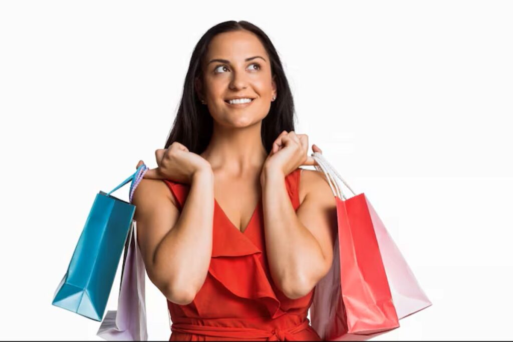 Mulher sorridente segurando sacolas de compras após aproveitar promoções da Black Friday