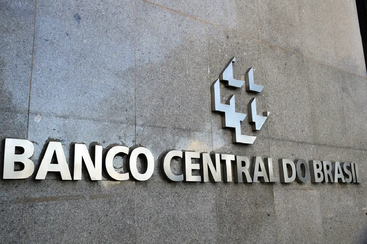 Letreiro em metal do Banco Central do Brasil em parede cinza de pedra