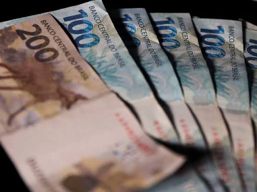 Sequência de notas de 100 e 200 reais do Banco Central do Brasil em leque