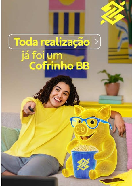 Peça publicitária do Banco do Brasil com a frase "Toda realização já foi um Cofrinho BB", trazendo uma mulher sentada no sofá com controle remoto ao lado do mascote em formato de porquinho amarelo com óculos azuis e balde de pipoca.