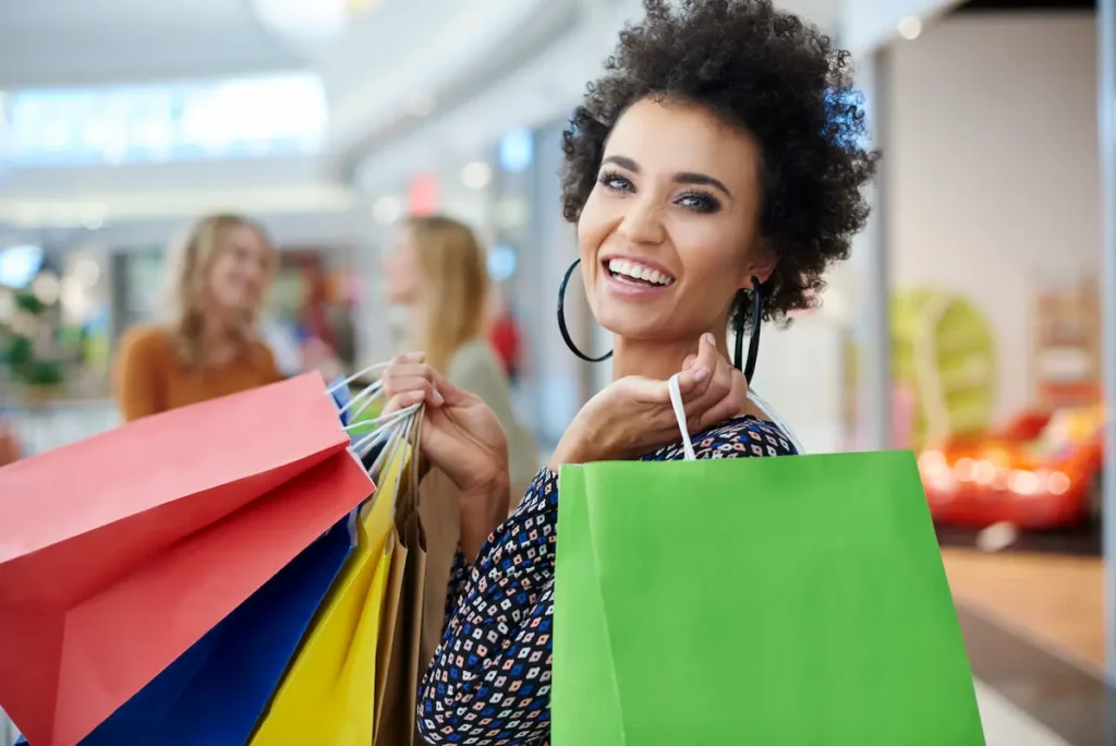 Consumidora compara ofertas durante a Semana do Cliente para avaliar preços antes da compra.