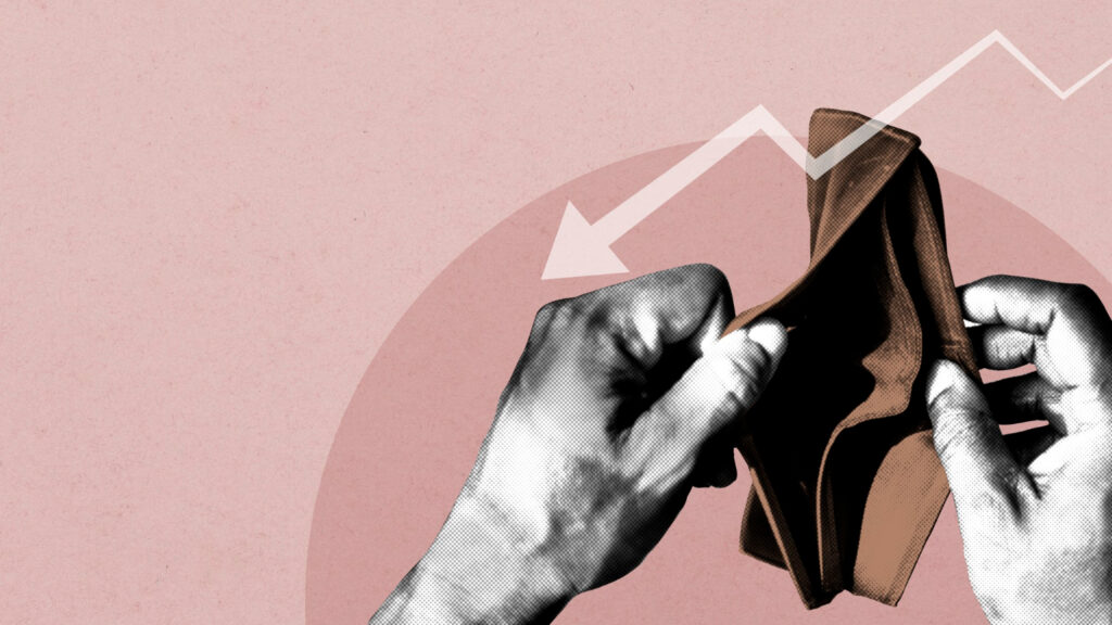 Imagem ilustrativa em estilo colagem com mãos abrindo uma carteira vazia sobre fundo rosa, acompanhada de uma seta em queda que representa a perda de poder de compra provocada pela inflação.