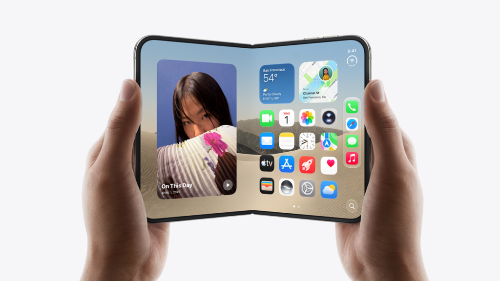 Duas mãos segurando o novo iPhone Duo aberto, com a tela interna dividida entre uma foto de lembrança e a grade de aplicativos do iOS