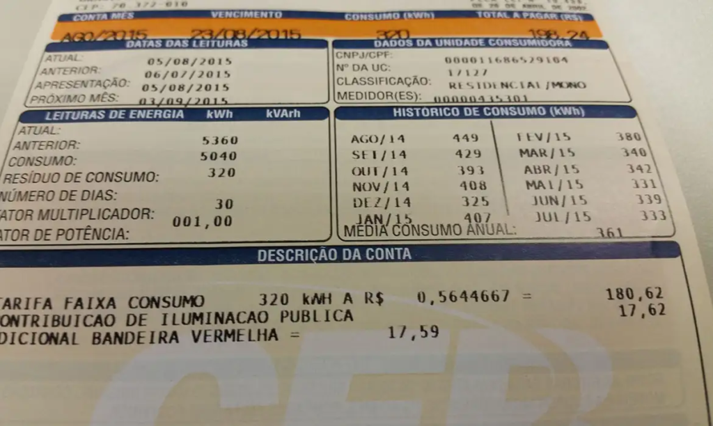 Imagem ilustrativa: fatura de energia elétrica em close, com histórico de consumo em kWh e descrição da conta, em referência ao desconto da Tarifa Social de Energia